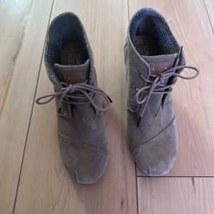 🌺HOST PICK🌺Toms Tan Suede Wedges